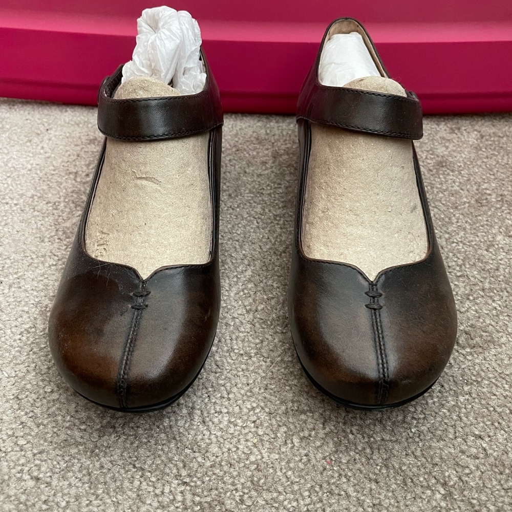 Brown leather Maryjanes
